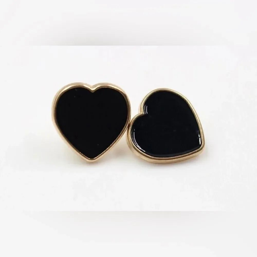 Black heart stud earrings N511